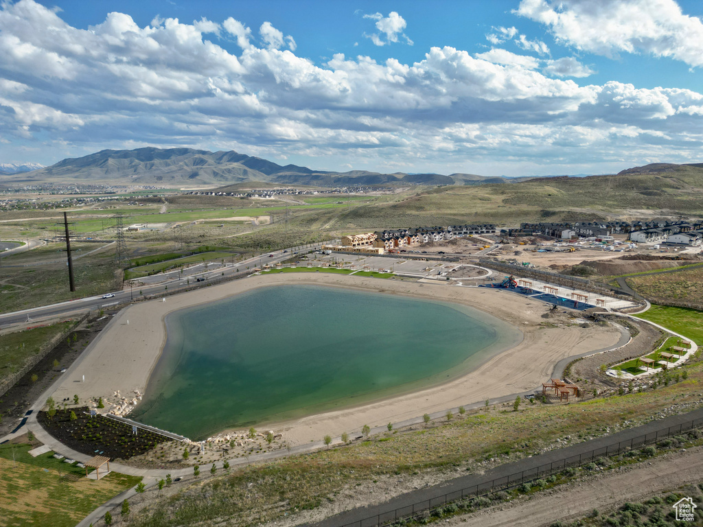 Bird\\\'s eye view of a water and mountain view