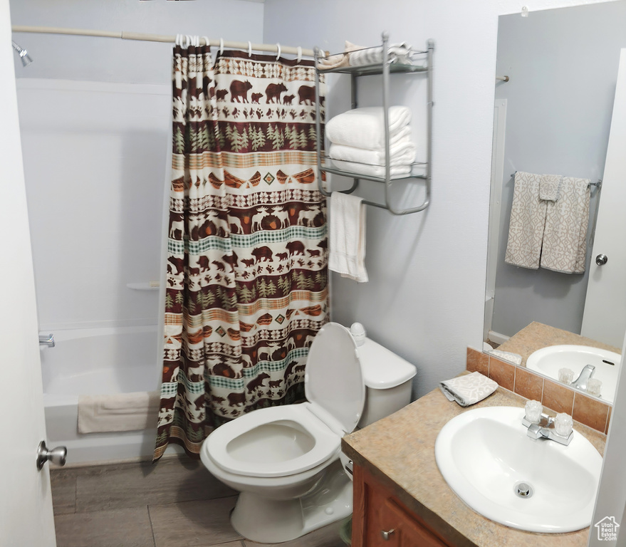 Full bathroom featuring vanity, toilet, and shower / tub combo