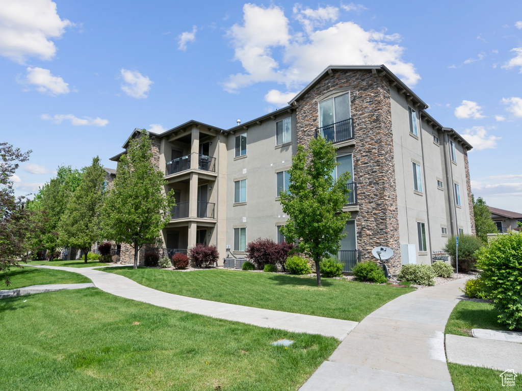 View of apartment building / complex
