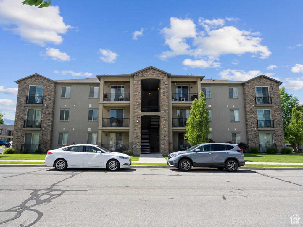 View of apartment building / complex