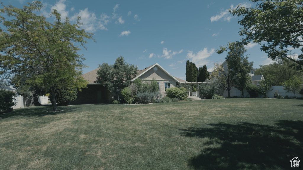 View of grassy yard