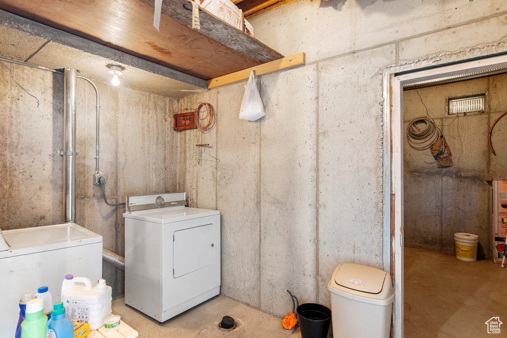 Washroom with washer and clothes dryer