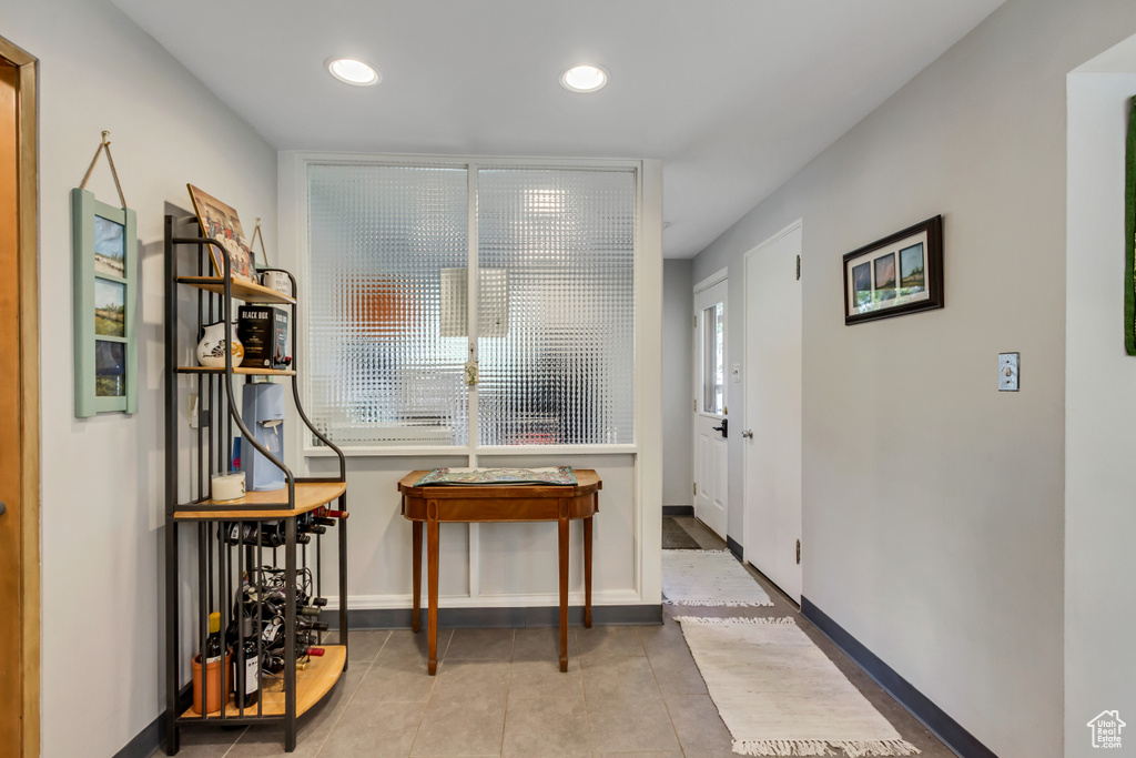 Foyer entrance with tile patterned floors, recessed lighting, and baseboards