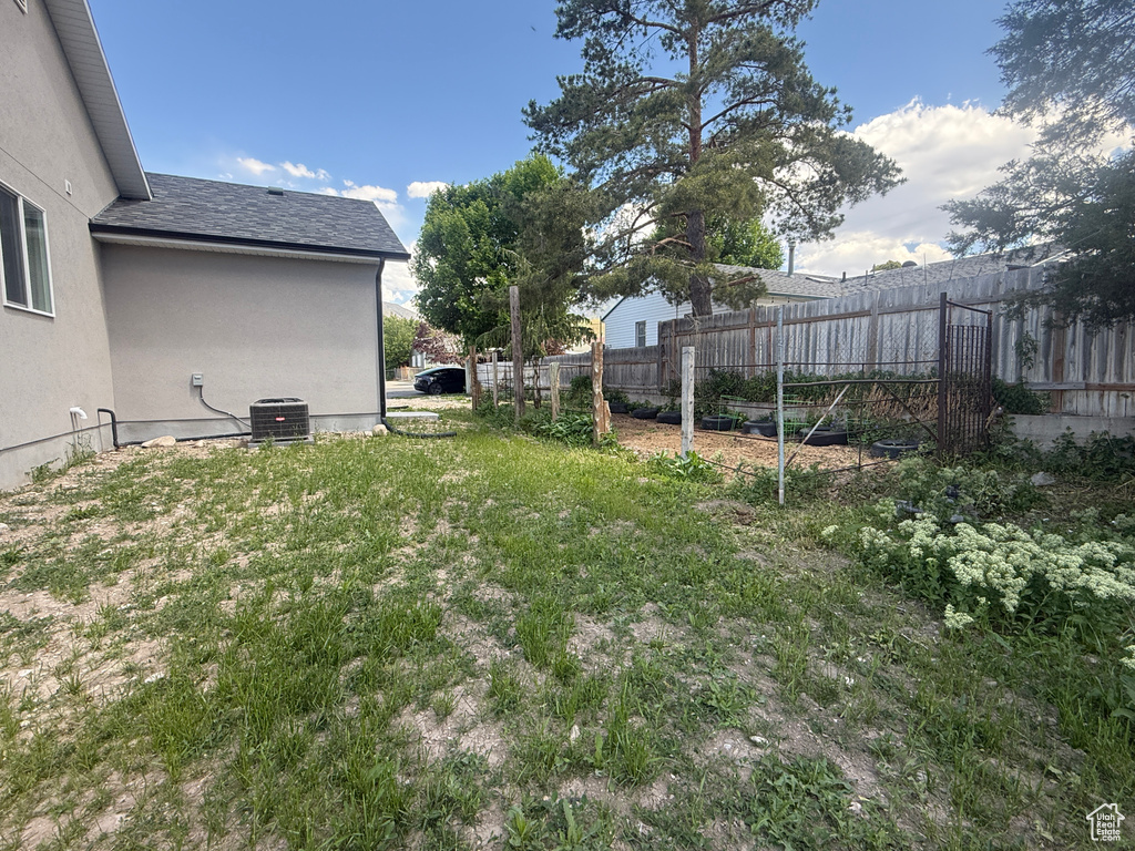View of yard featuring cooling unit