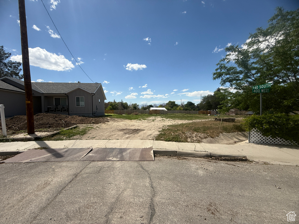 View of yard featuring driveway