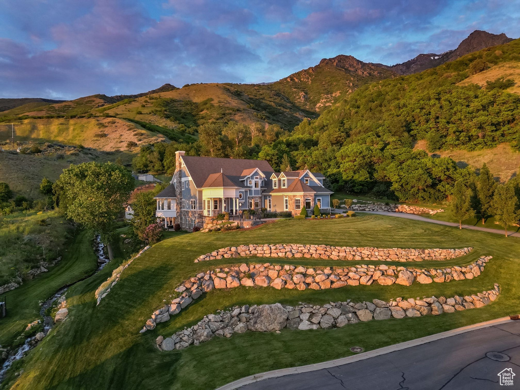 Aerial overview of property\\\\\\\'s location featuring mountains