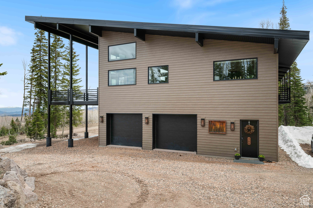Contemporary house with driveway and an attached garage