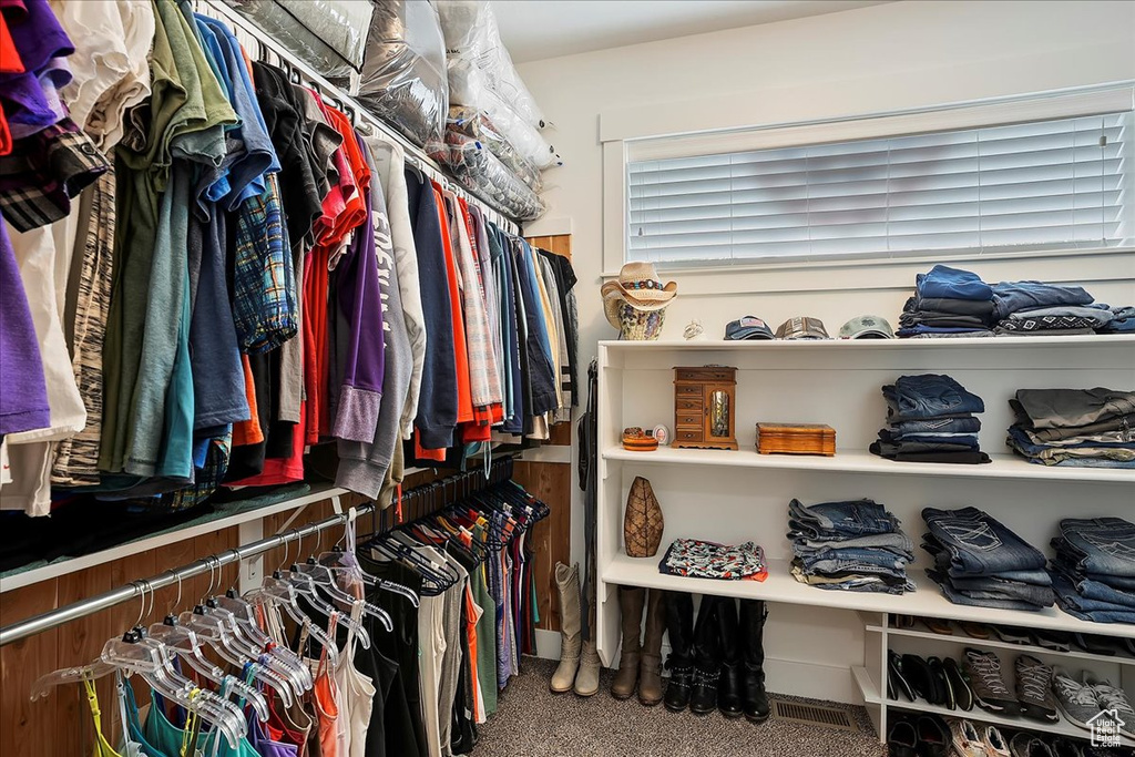Walk in closet featuring carpet