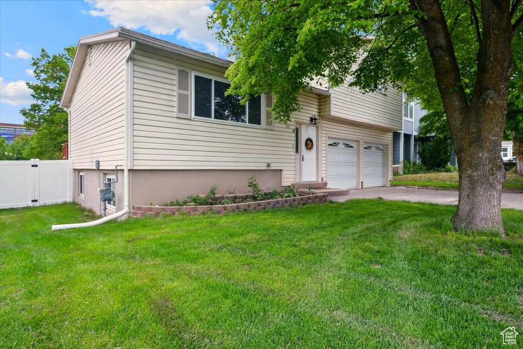 View of front of house with an attached garage and driveway