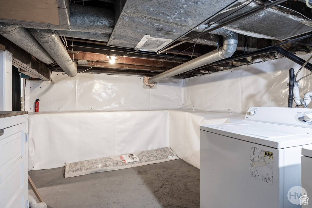 Unfinished below grade area with washer / dryer