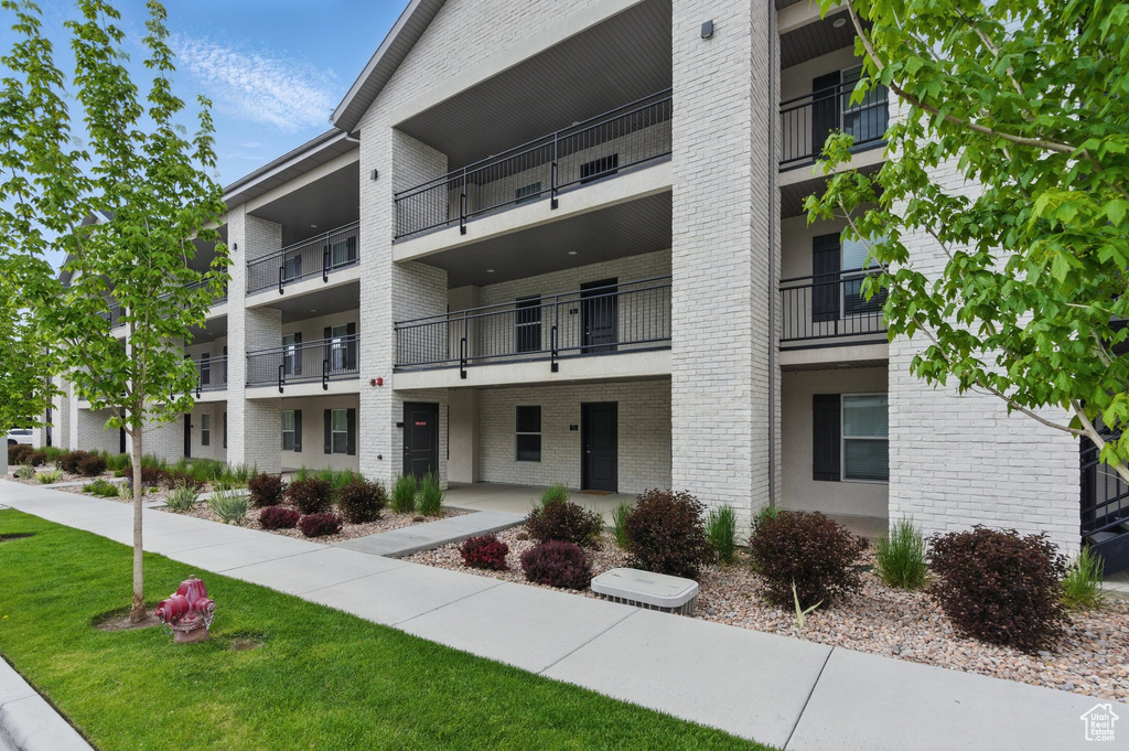 View of apartment building / complex