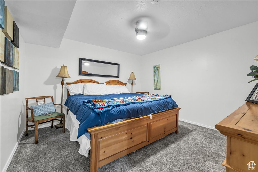 Bedroom featuring carpet flooring, baseboards, and a ceiling fan
