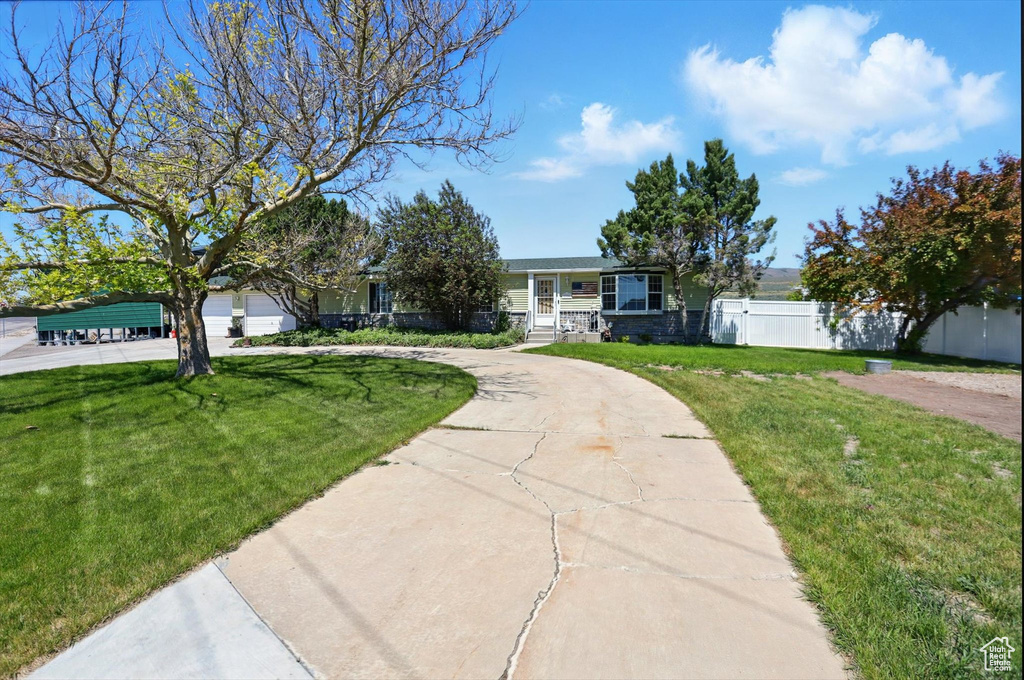 Ranch-style home featuring curved driveway