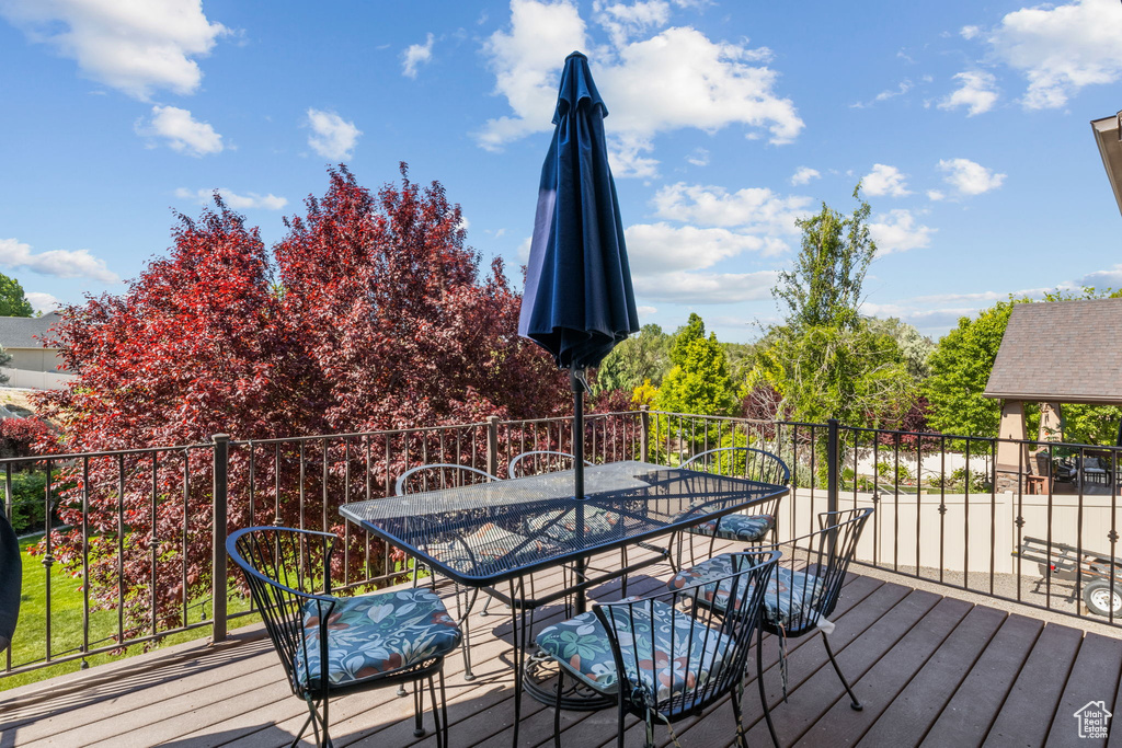 Deck with outdoor dining area