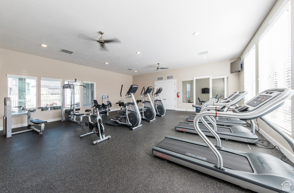 Exercise room featuring a ceiling fan, plenty of natural light, baseboards, and recessed lighting