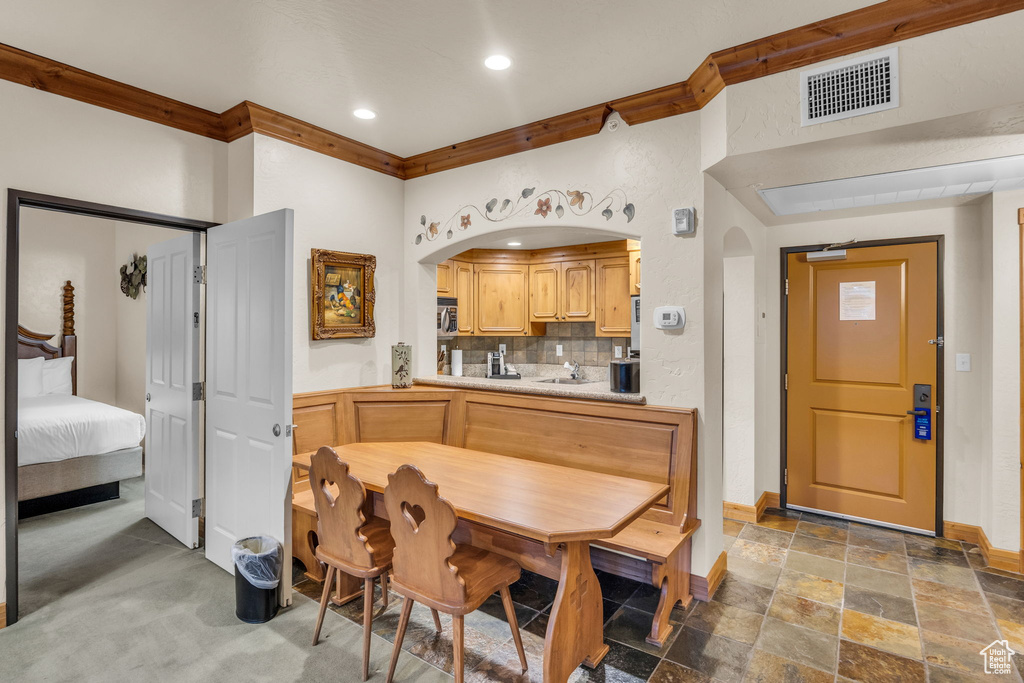 Dining area with arched walkways, baseboards, and recessed lighting