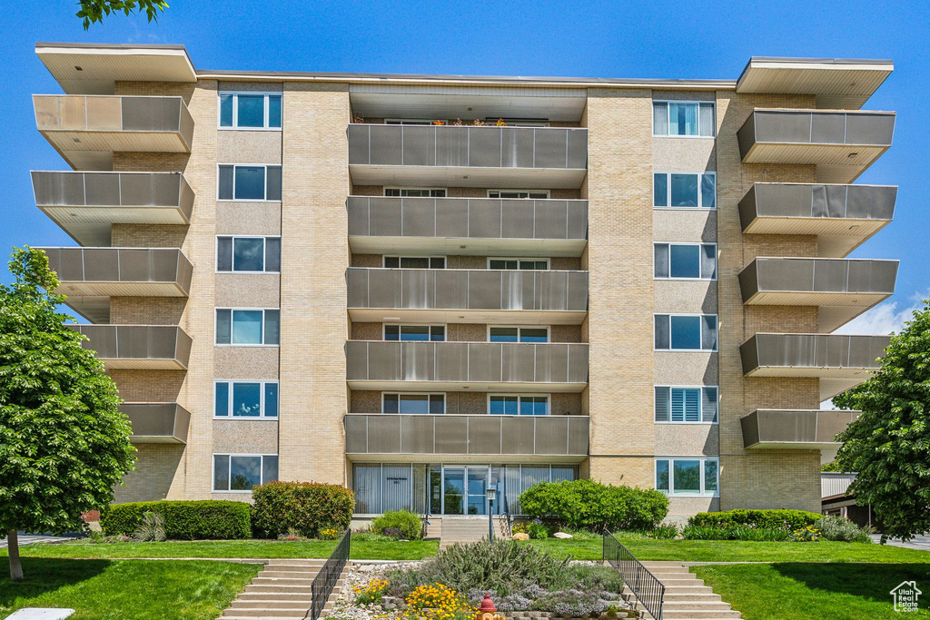 View of apartment building / complex