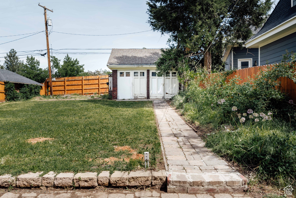 View of yard with an outbuilding