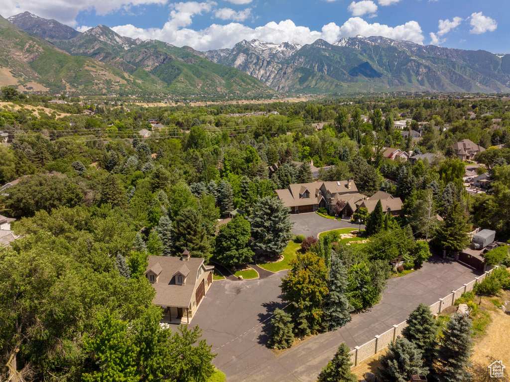 Bird\\\\\\\'s eye view with a mountain view