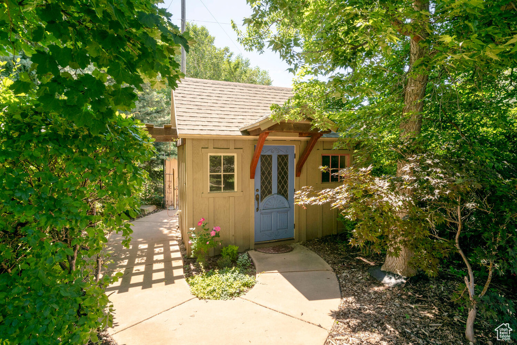 View of outdoor structure with an outbuilding