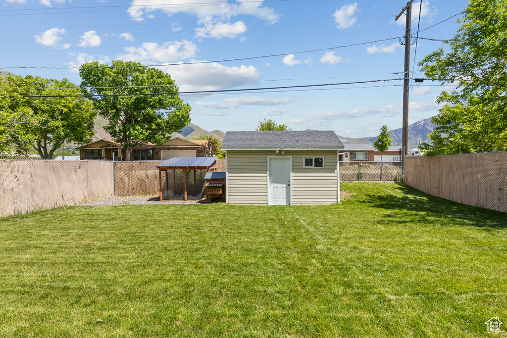 View of yard featuring an outdoor structure