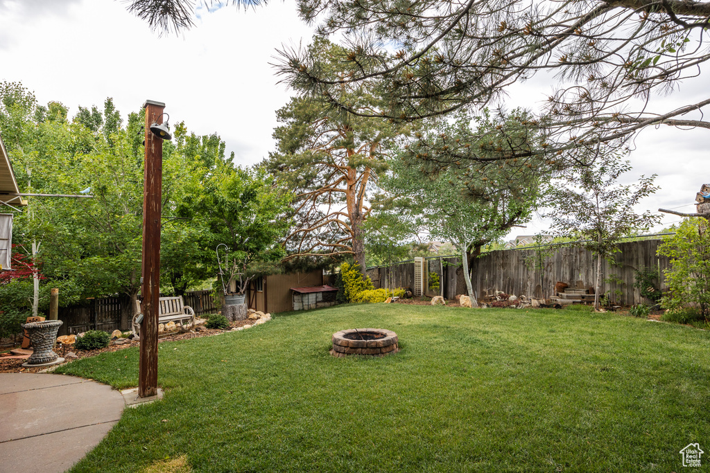 View of yard with a fire pit
