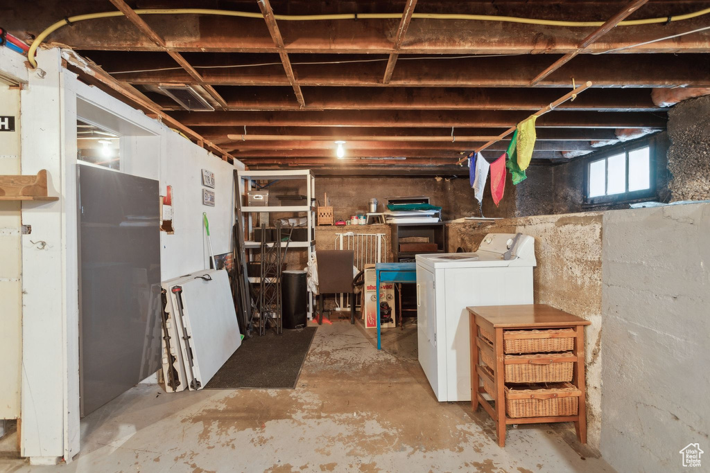 Basement featuring washer / clothes dryer