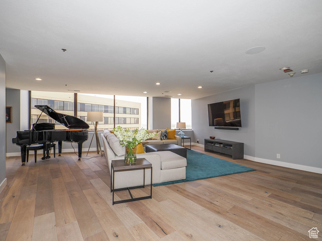 Living room featuring light wood-style flooring, recessed lighting, and baseboards