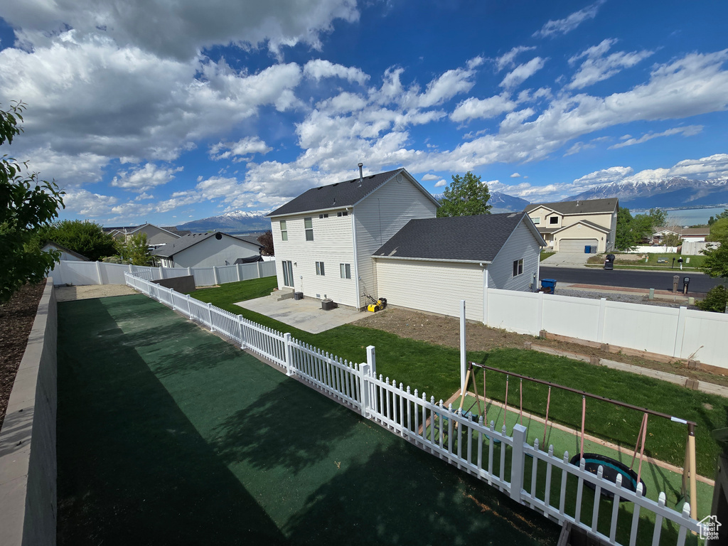 Rear view of property featuring a residential view