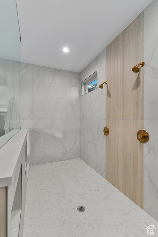 Bathroom featuring a tile shower