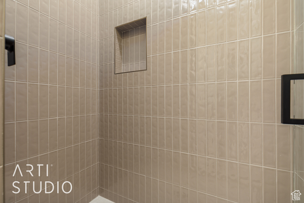 Bathroom featuring a tile shower