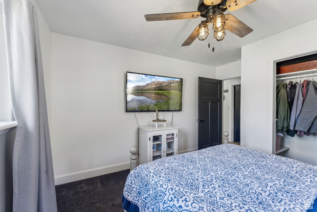 Bedroom featuring carpet floors, baseboards, a closet, and a ceiling fan
