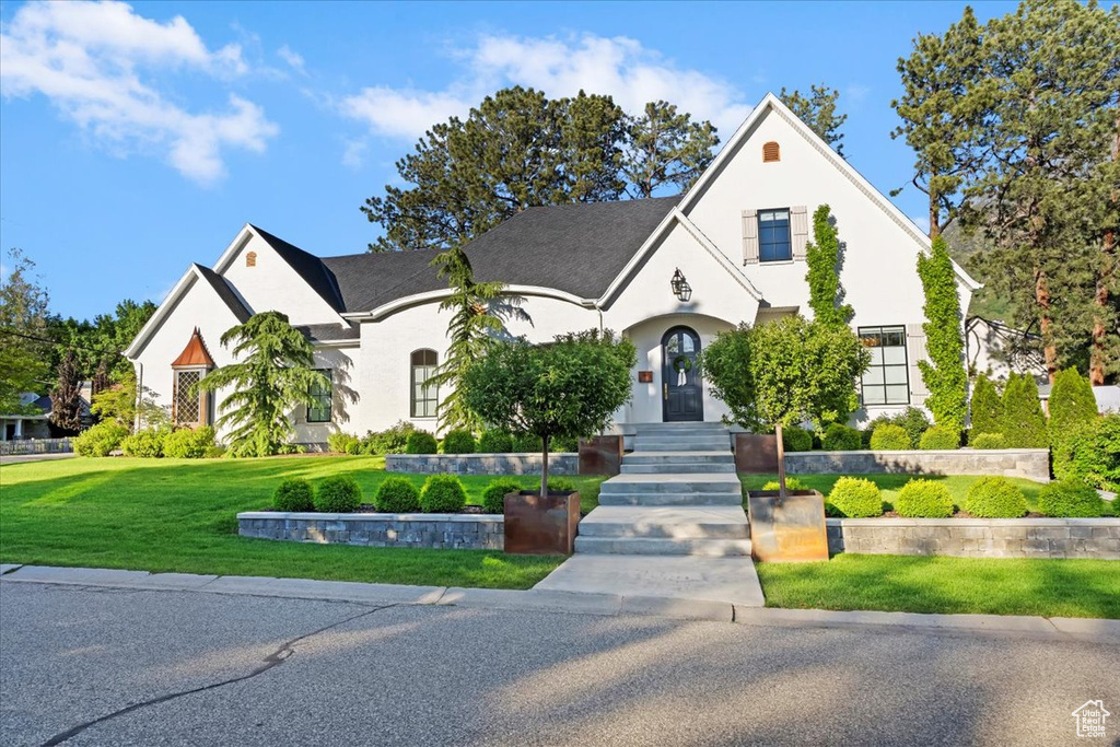 View of front of home featuring a front lawn and stucco siding