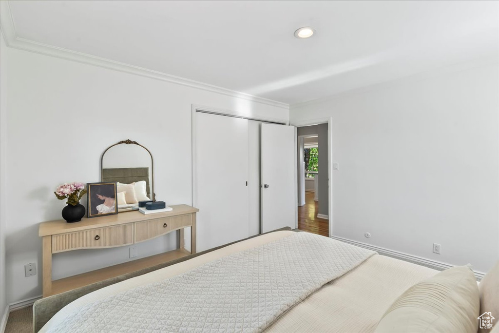 Bedroom featuring ornamental molding, a closet, baseboards, and recessed lighting