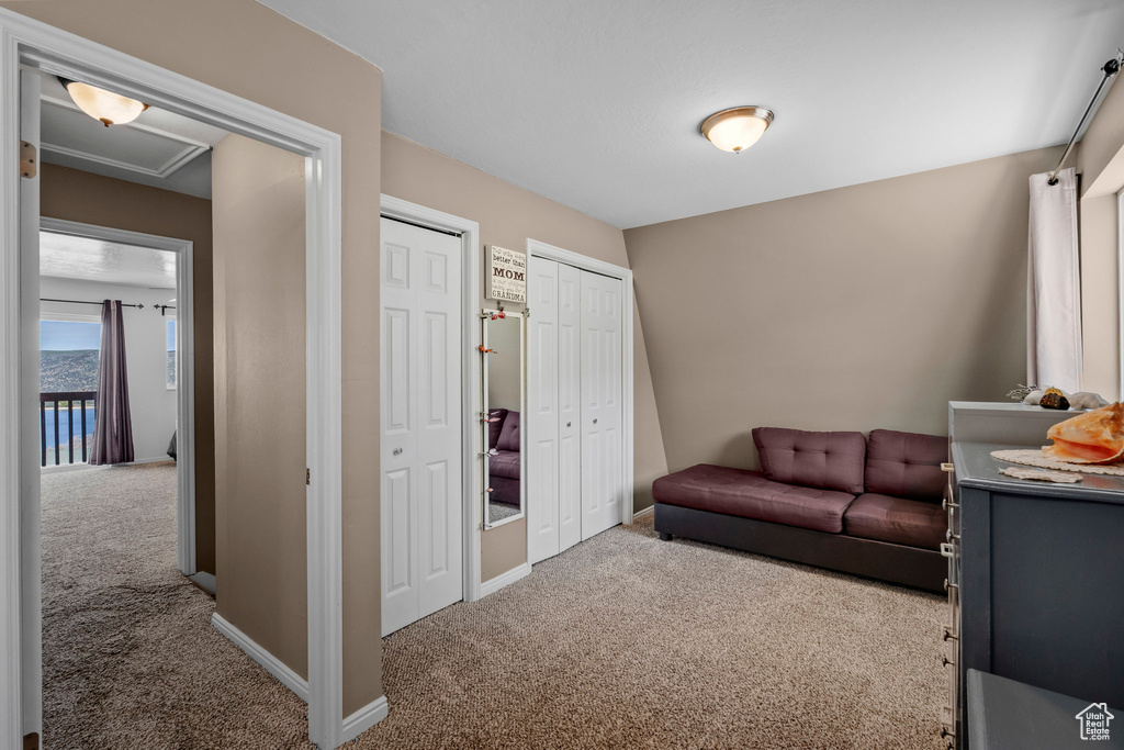Sitting room with carpet