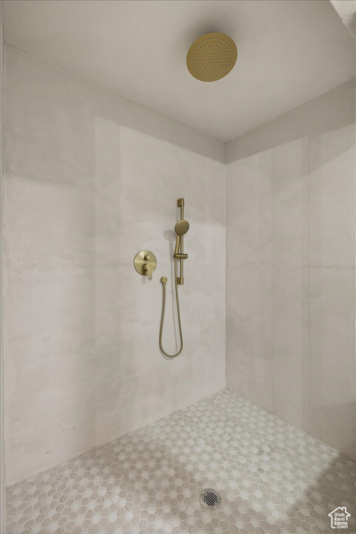 Bathroom featuring tiled shower