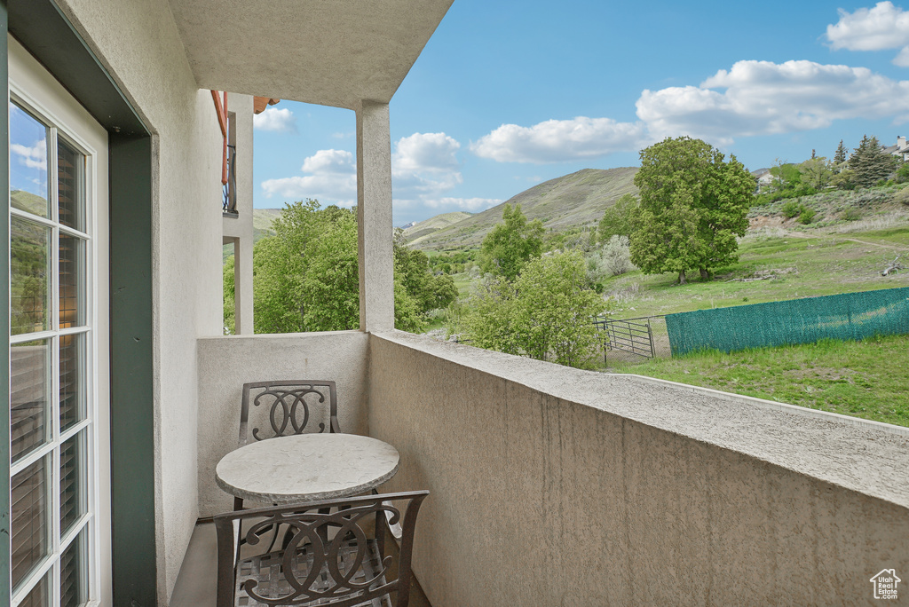 Balcony featuring a mountain view
