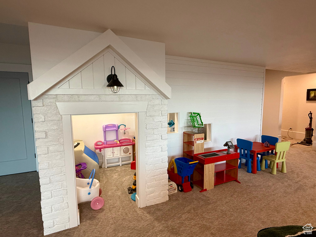 Game room with carpet floors