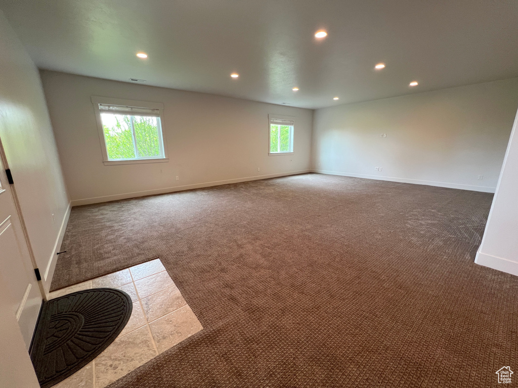 Spare room with carpet flooring, healthy amount of natural light, recessed lighting, and baseboards