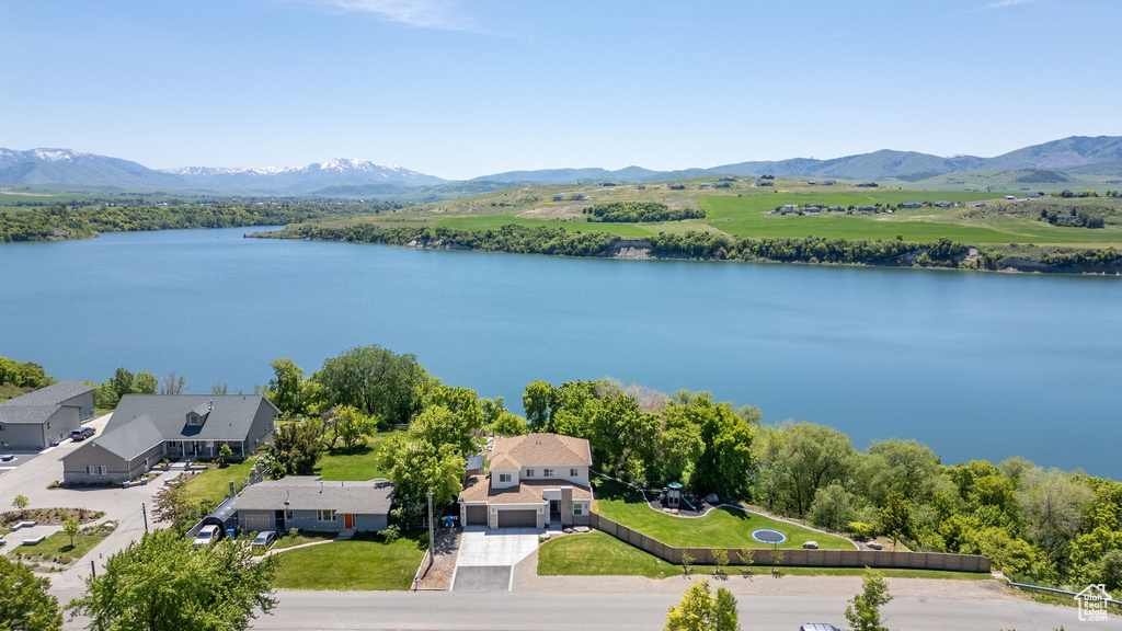 Bird\'s eye view of a water and mountain view
