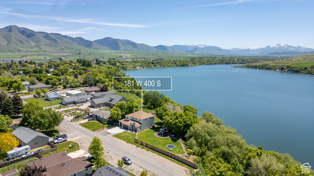 Bird\'s eye view of a water and mountain view