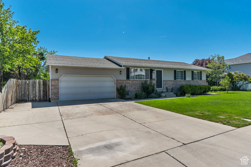 Ranch-style house with brick siding, an attached garage, and concrete driveway