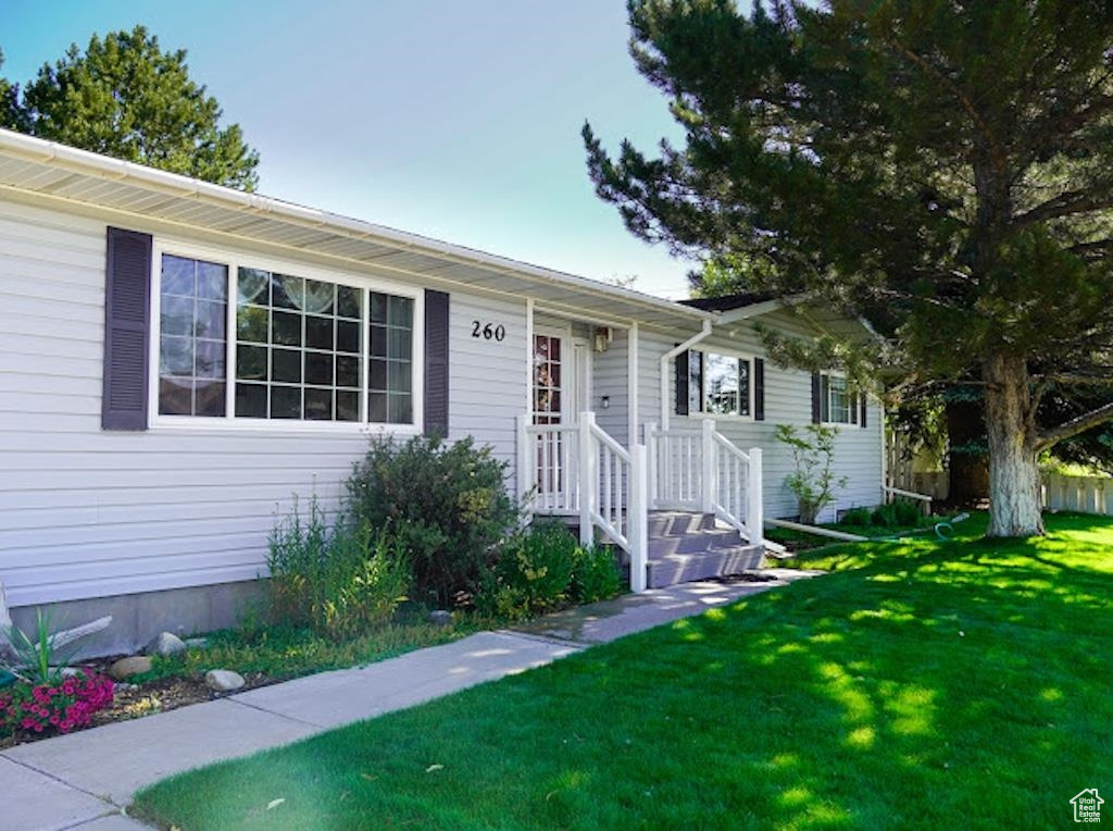 Ranch-style house with a front yard