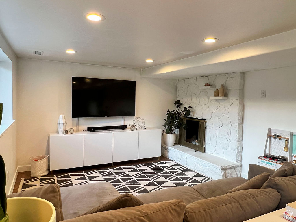 Living area with a fireplace, recessed lighting, and baseboards