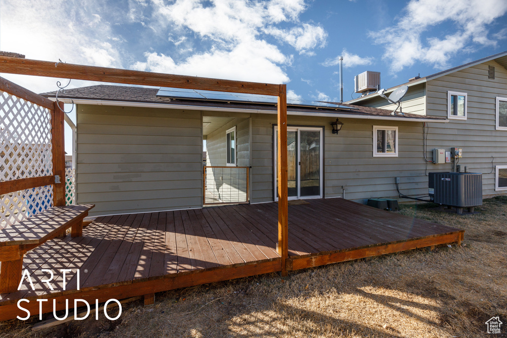Deck with cooling unit