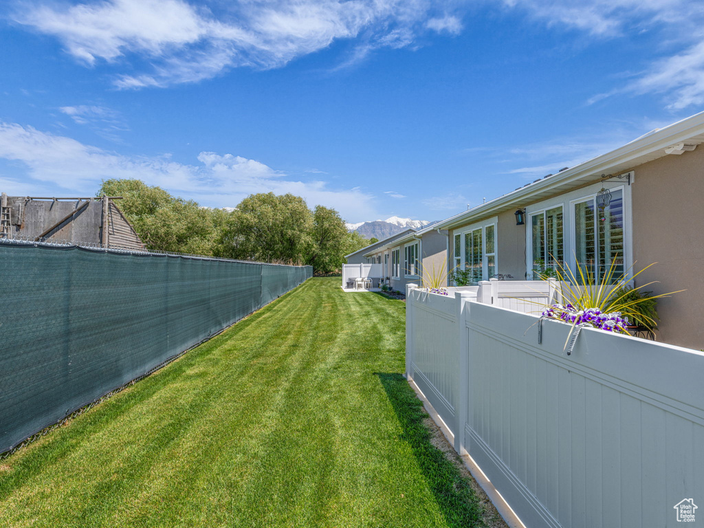 View of yard featuring a mountain view