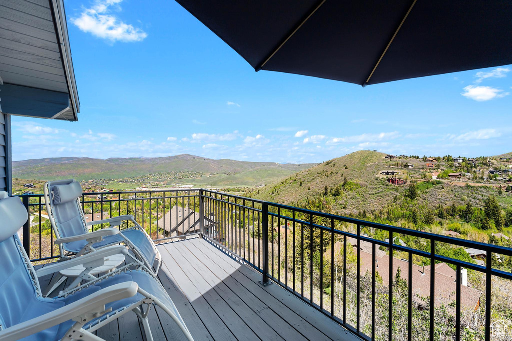 Balcony featuring a mountain view
