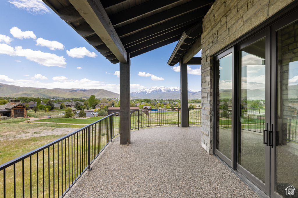 Balcony featuring a mountain view
