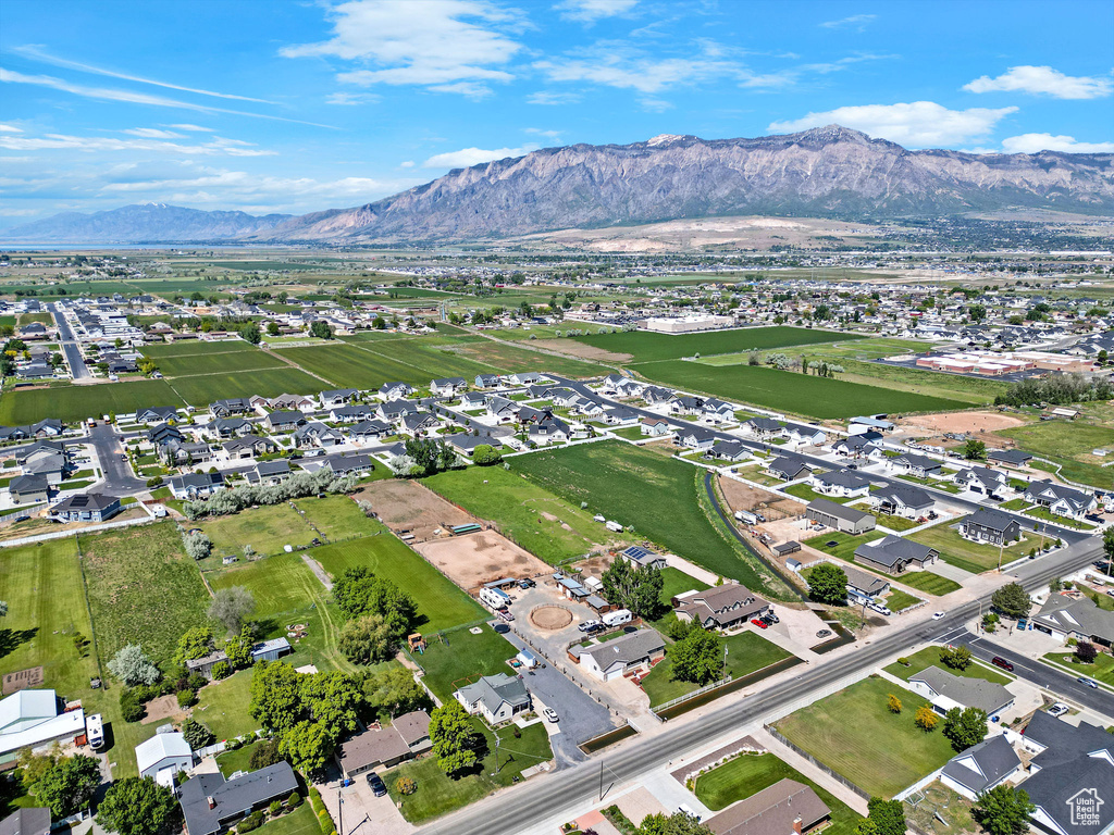 Aerial view of property\\\\\\\\\\\\\\\'s location with a mountain backdrop and nearby suburban area
