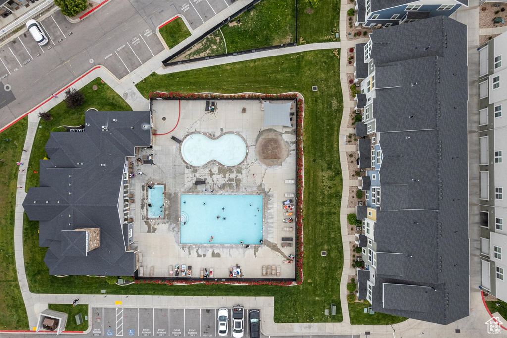 Bird\\\\\\\\\\\\\\\\\\\\\\\\\\\\\\\'s eye view of a pool area